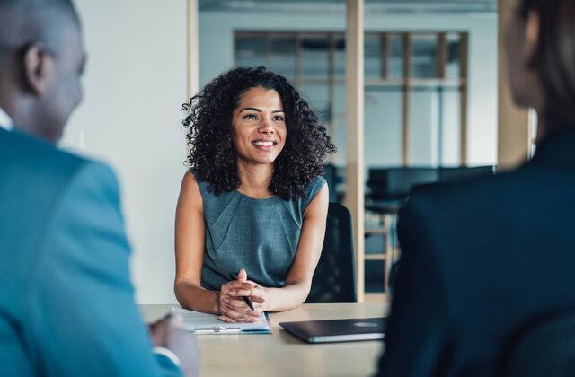 Consultante NEOXA FINANCE en entretien avec des clients