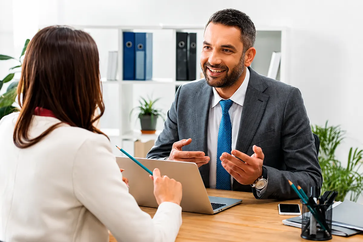 Conseiller NEOXA FINANCE en rendez-vous avec une cliente
